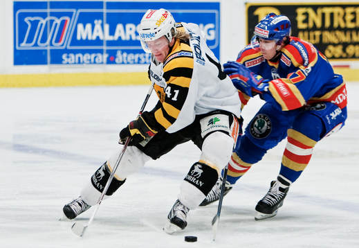 Mathias Månsson, Skellefteå, håller undan från Niklas