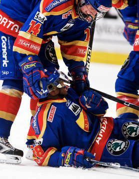 Gabriel Landeskog gratulerar Carl Gustafsson, Djurgården,