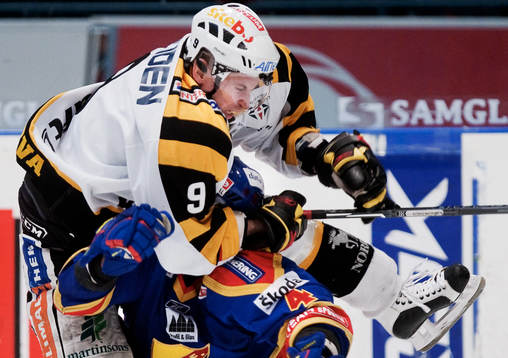 Kimmo Koskenkorva, Skellefteå, tacklar David Schneider,