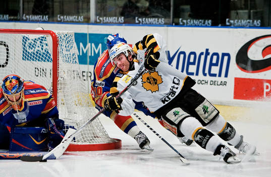 Niko Dimitrakos, Skellefteå, trycker in pucken på mål