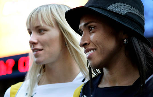 Fotboll, Dam, Johanna Frisk och Marta har landat i USA.