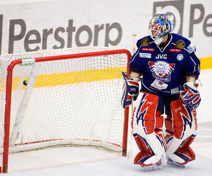 Mika Noronen, målvakt, Linköping, ser pucken i