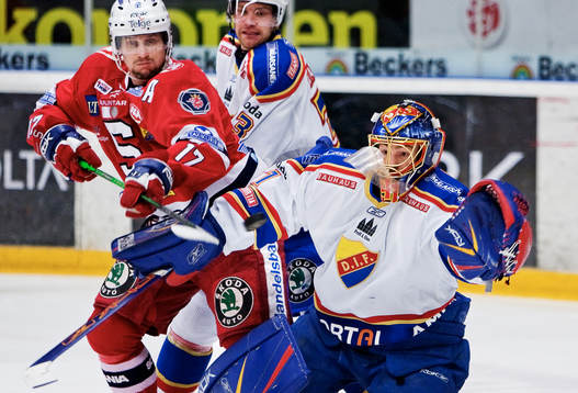 Jason Morgan, Södertälje, styr en puck mot Gustaf