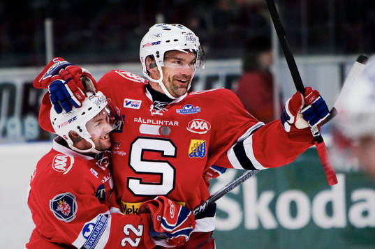 Stefan Bemström gratulerar Jonas Höglund, Södertälje,