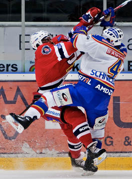 Yared Hagos, Södertälje, tacklar David Schneider,