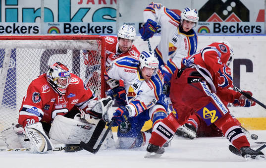 Stökigt framför Henrik Karlsson, målvakt, Södertälje