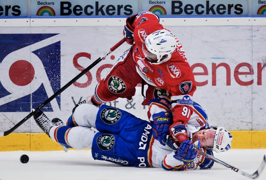 Yared Hagos, Södertälje, vinner pucken i kamp mot Timmy
