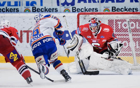 Tim Eriksson, Djurgården, skjuter pucken utanför Henrik