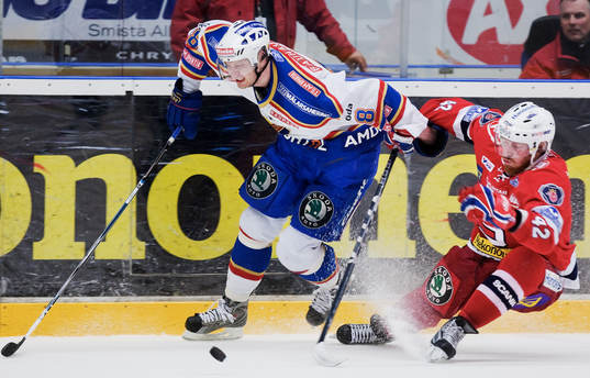 Jens Olsson, Södertälje, drar i Michael Holmqvist,