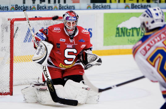 Henrik Karlsson, målvakt, Södertälje, räddar ett skott