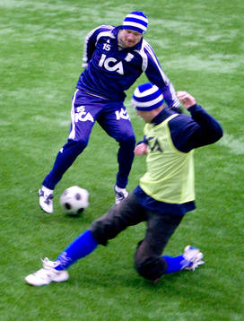 IFK Göteborg har sponsorfotboll.  Håkan Mild och Magnus