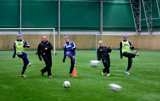 IFK Göteborg har sponsorfotboll.  Håkan Mild och Magnus