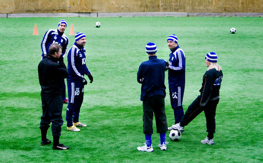 IFK Göteborg har sponsorfotboll.  Håkan Mild och Magnus