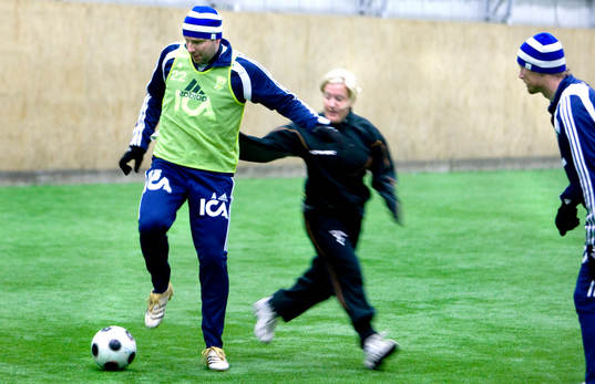 IFK Göteborg har sponsorfotboll.  Håkan Mild och Magnus