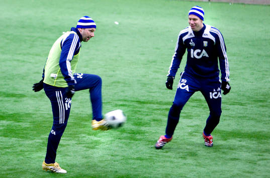 IFK Göteborg har sponsorfotboll.  Håkan Mild och Magnus