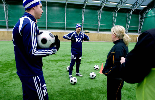 IFK Göteborg har sponsorfotboll. Håkan Mild och Magnus