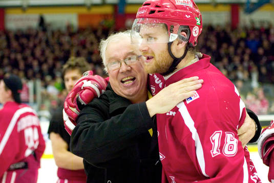 Mårs Olof, Troja, jubel