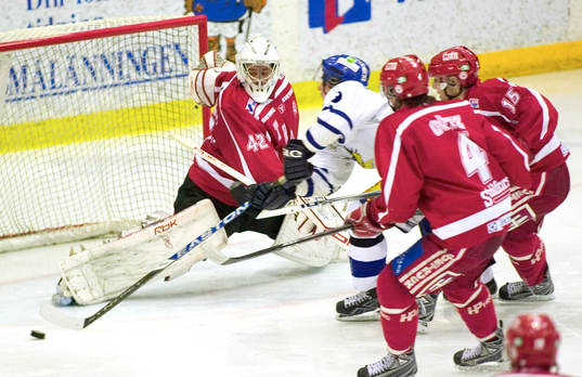 Daniel Olsson, Sundsvall och Petter Sandström, målvakt,
