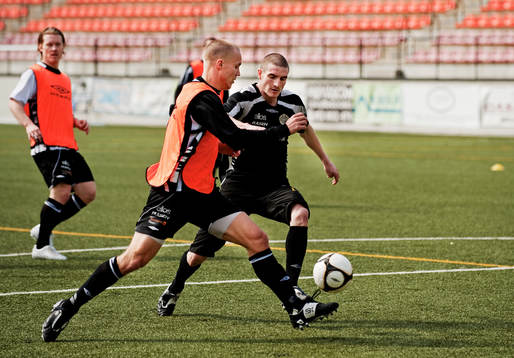 James Keene dribblar