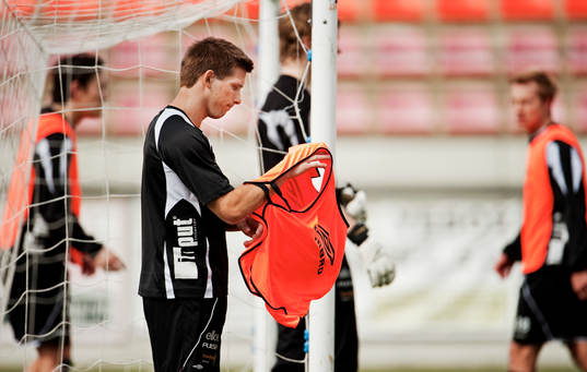 Anders Svensson tar av sig sin träningsväst