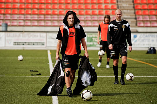 Stefan Ishizaki bär kläder av planen