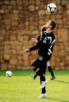 Emir Bajrami jonglerar med bollen