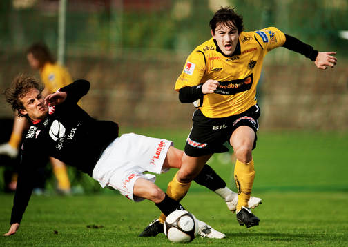 Stefan Ishizaki, Elfsborg, fälls av en Brann-försvarare