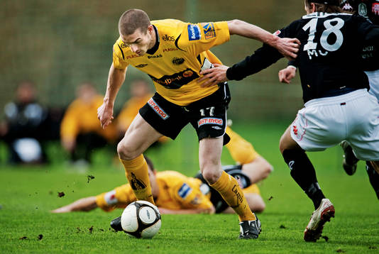 James Keene, Elfsborg, tar sig förbi Olafur Örn