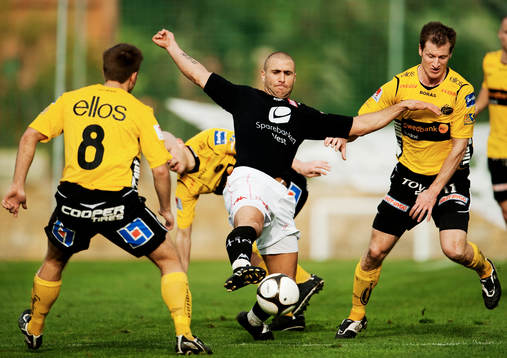 Anders Svensson och Daniel Mobaeck, Elfsborg, stoppar Azar
