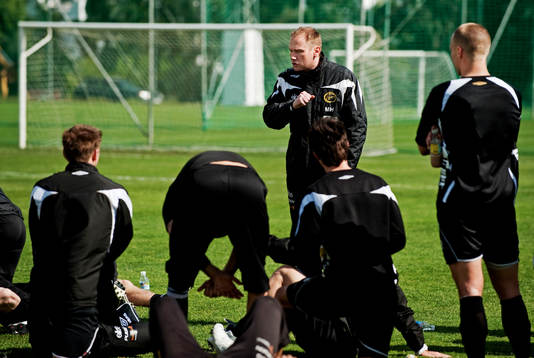 Magnus Haglund, tränare, har en genomgång med spelarna