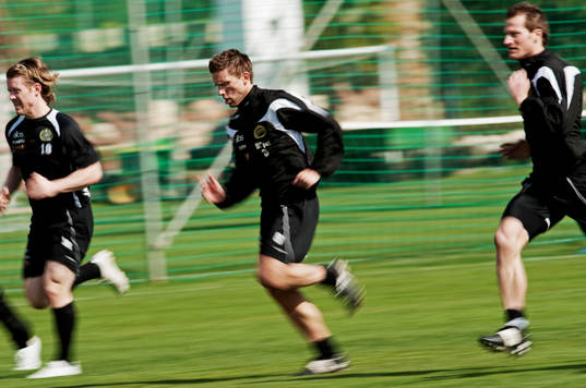 Fredrik Berglund, Anders Svensson och Daniel Mobaeck joggar