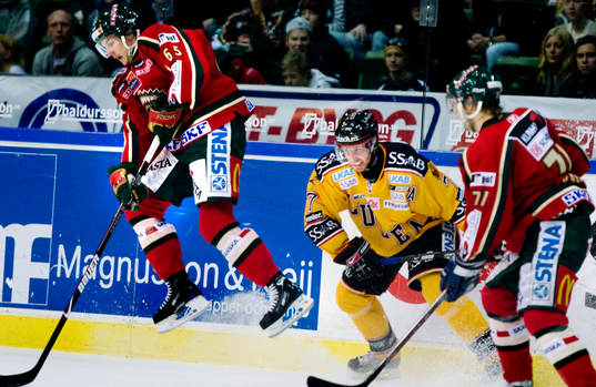 Erik Karlsson, Frölunda hoppar och undviker en tackling