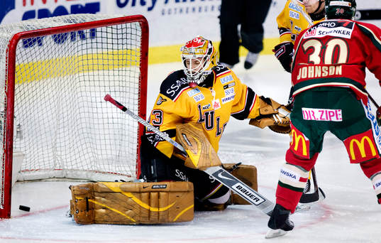 Mattias Modig, målvakt, Luleå slåpper in Jonas Johnson,