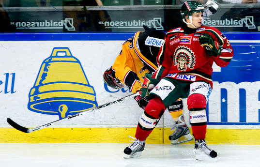 Nicklas Lasu, Frölunda tacklar en snubbe i Luleå