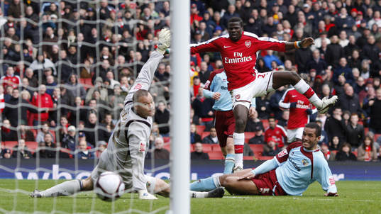 Emmanuel Eboue gör det tredje målet för Arsenal