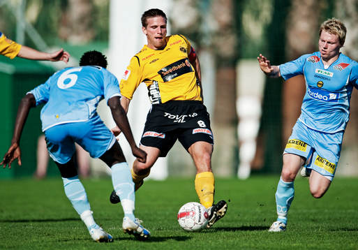 Anders Svensson, Elfsborg, passar bollen mellan två