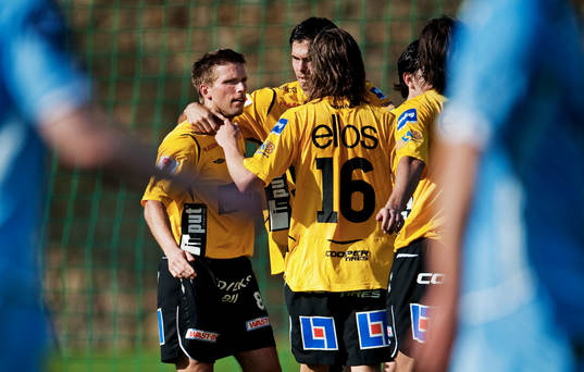 Anders Svensson, Elfsborg, gratuleras till sitt mål