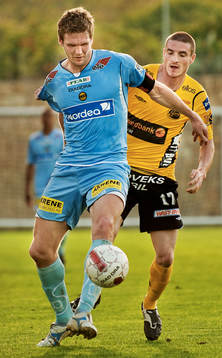 Frode Kippe, Lilleström, försvarar bollen mot James