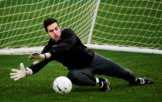 Dusan Melichárek, målvakt, räddar ett skott