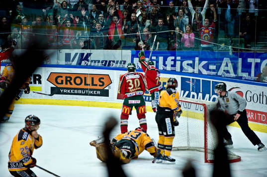 Niklas Andersson, Frölunda, gör 4-1 bakom Mattias Modig,
