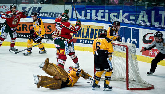 Niklas Andersson, Frölunda, gör 4-1 bakom Mattias Modig,