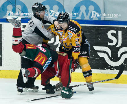 Mats Lavander, Luleå, trycker ner Fredrik Pettersson,