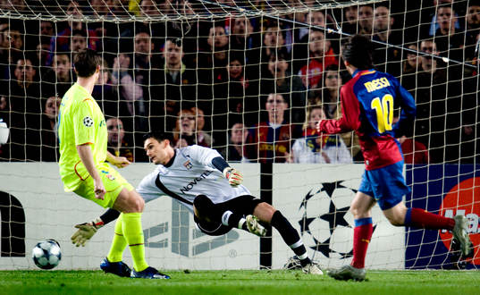 Lionel Messi, Barcelona, slår in bollen bakom Hugo Lloris,