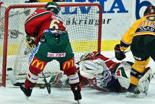 Johan Holmqvist, målvakt, Frölunda, har koll på pucken!