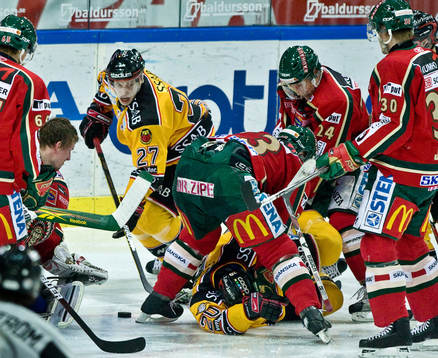 Robin Lindqvist, Luleå, har koll på pucken framför