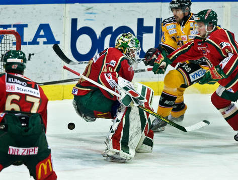 Johan Holmqvist, målvakt, Frölunda, har koll på pucken?