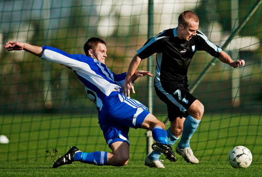 Daniel Larsson, Malmö, tar sig förbi en försvarare