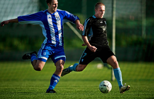 Daniel Larsson, Malmö, skjuter mot mål