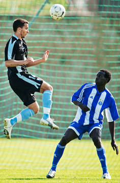 Guillermo Molins, Malmö, når bollen före Dawda Bah,