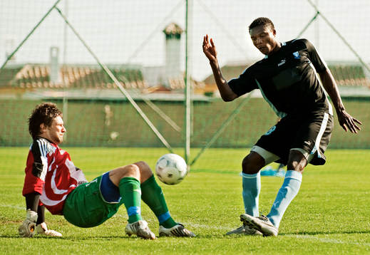 Edward Ofere, Malmö, är nära att göra mål på Ville